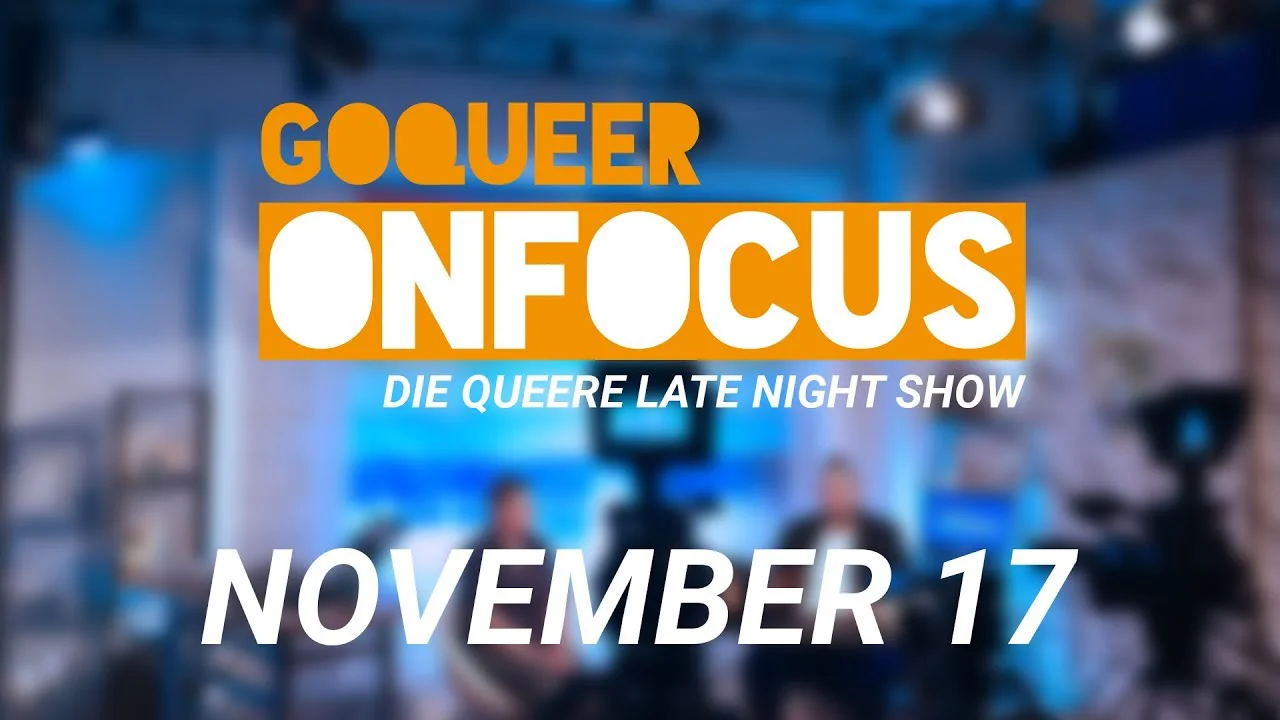 Logo der queeren Late Night Show "GOQUEER ONFOCUS" mit Datum 17. November vor unscharfem Studio-Hintergrund.