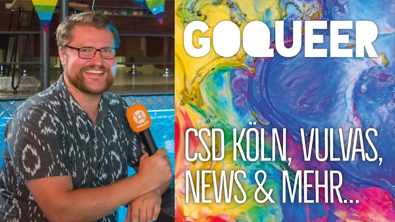 Mann mit Mikrofon vor Pool neben buntem Grafikdesign mit Text "GOQUEER CSD KÖLN, VULVAS, NEWS & MEHR
