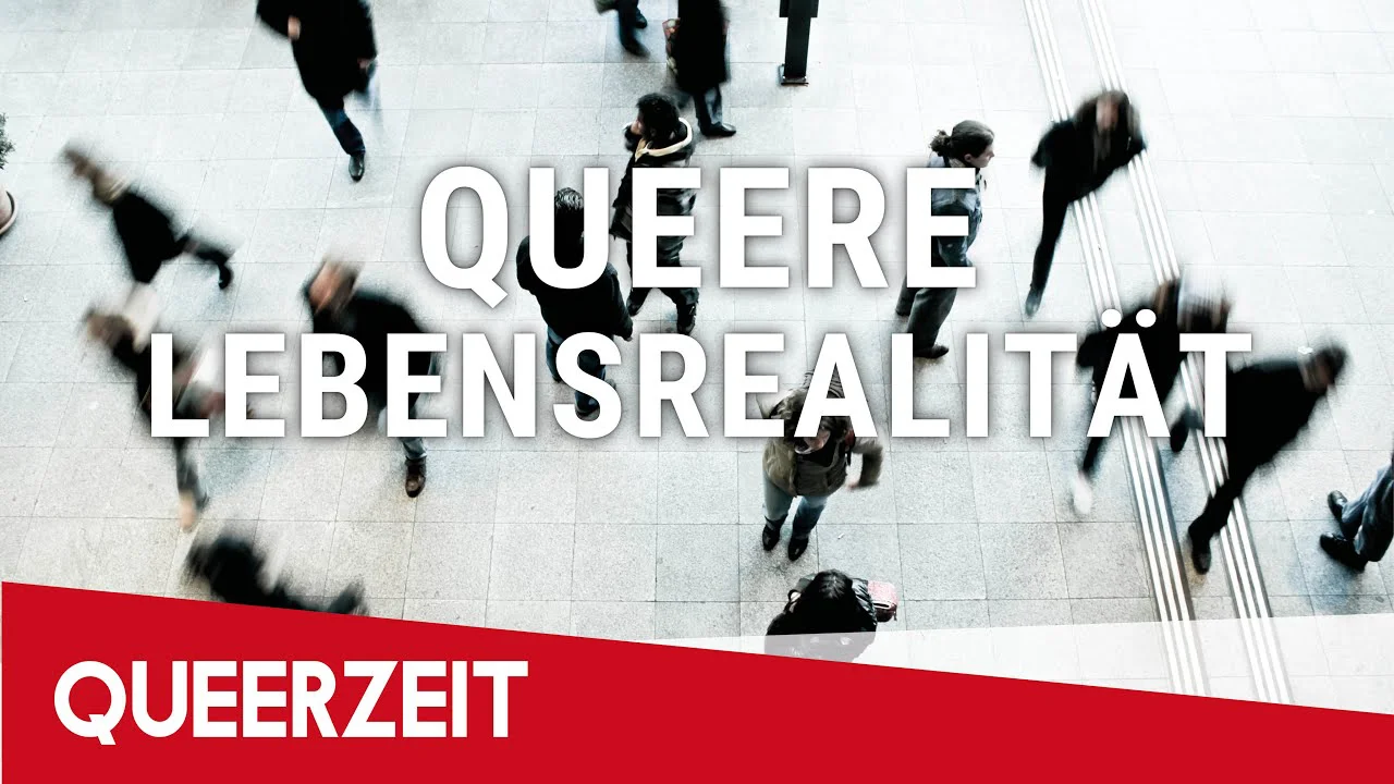 Luftaufnahme von Menschen auf einem Platz mit weißen Fliesen, darüber der Text "Queere Lebensrealität" und "Queerzeit".