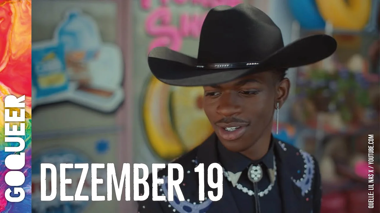 Person mit schwarzem Cowboyhut und Grillz vor buntem Graffiti-Hintergrund, Text "DEZEMBER 19" eingeblendet.