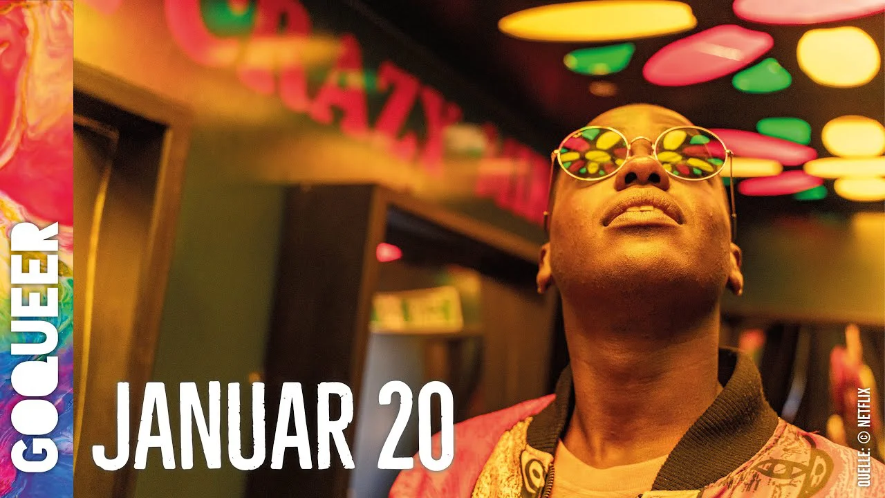 Person mit Sonnenbrille blickt nach oben, im Hintergrund bunte Lichter und Schriftzug "JANUAR 20".