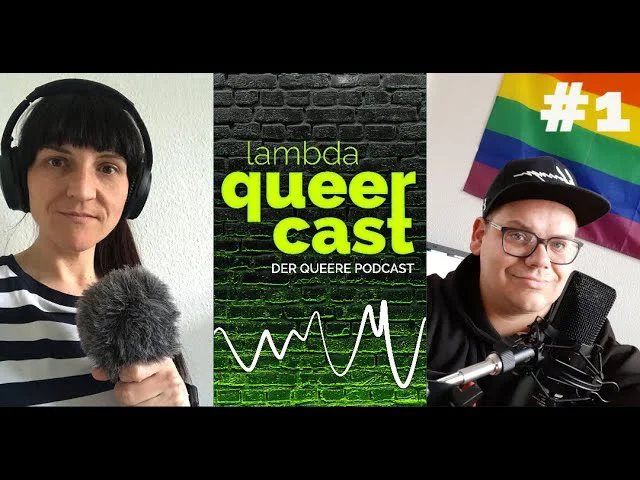 Zwei Podcast-Hosts mit Mikrofonen neben dem Logo "lambda queercast - der queere Podcast" und Regenbogenflagge.