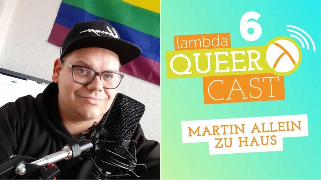 Person mit Basecap und Brille vor Regenbogenflagge neben Logo "lambda QUEERCAST 6" und Text "MARTIN ALLEIN ZU HAUS".