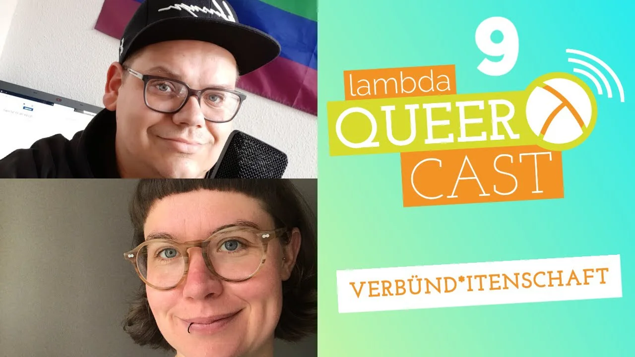 Zwei Personen mit Brillen links, rechts Logo "lambda QUEERCAST 9" mit "VERBÜND*ITENSCHAFT" auf türkisfarbenem Hintergrund.