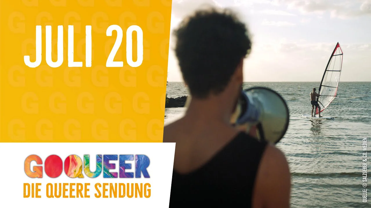 Eine Person mit Sonnenbrille beobachtet einen Windsurfer auf dem Meer, links gelbe Grafik mit "JULI 20" und "GOQUEER DIE QUEERE SENDUNG".