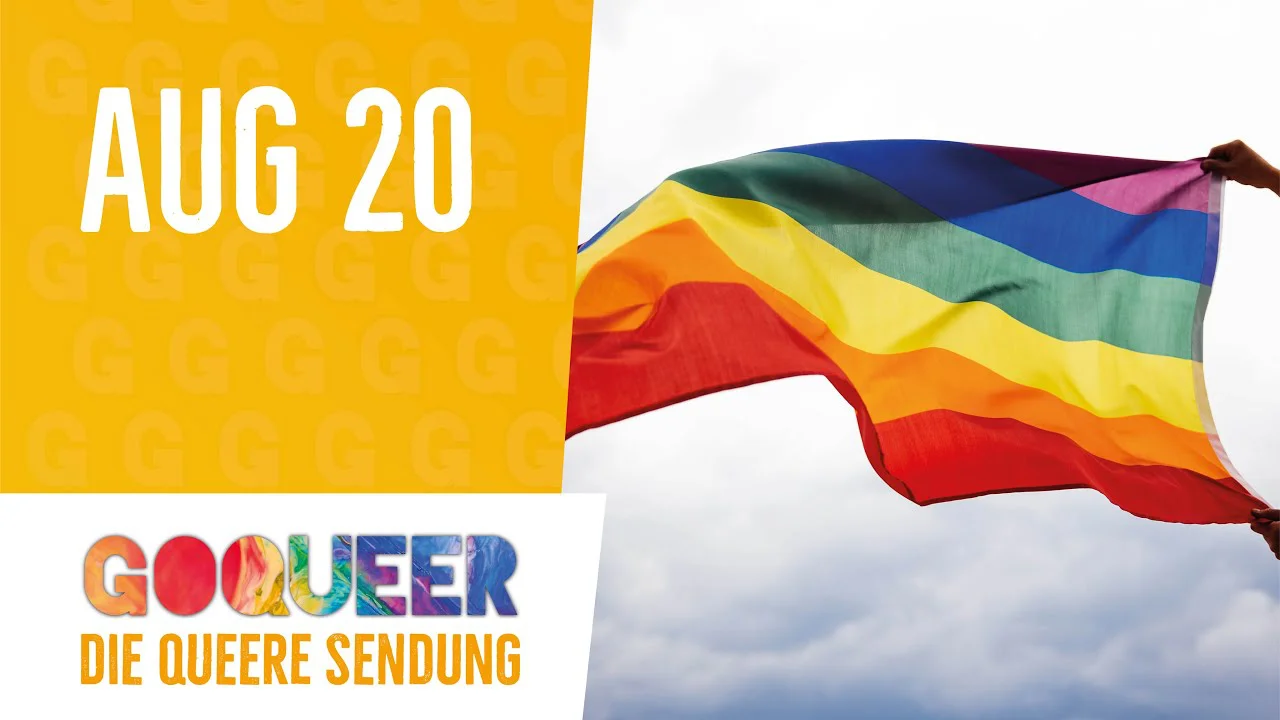 Eine Person hält eine wehende Regenbogenflagge vor bewölktem Himmel, daneben Text "AUG 20" und "GOQUEER DIE QUEERE SENDUNG".