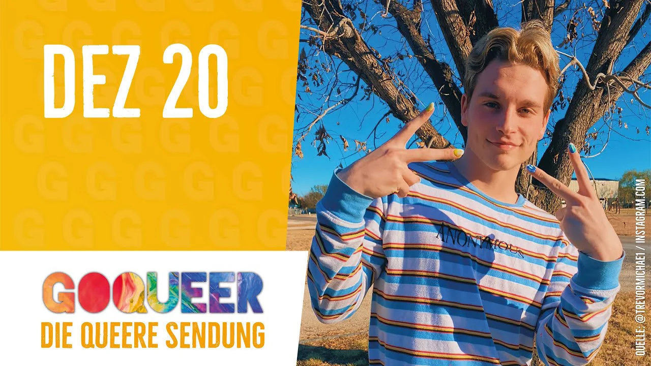 Junger Mann mit gestreiftem Pullover macht Friedenszeichen vor Baum, neben Logo "GOQUEER DIE QUEERE SENDUNG DEZ 20".