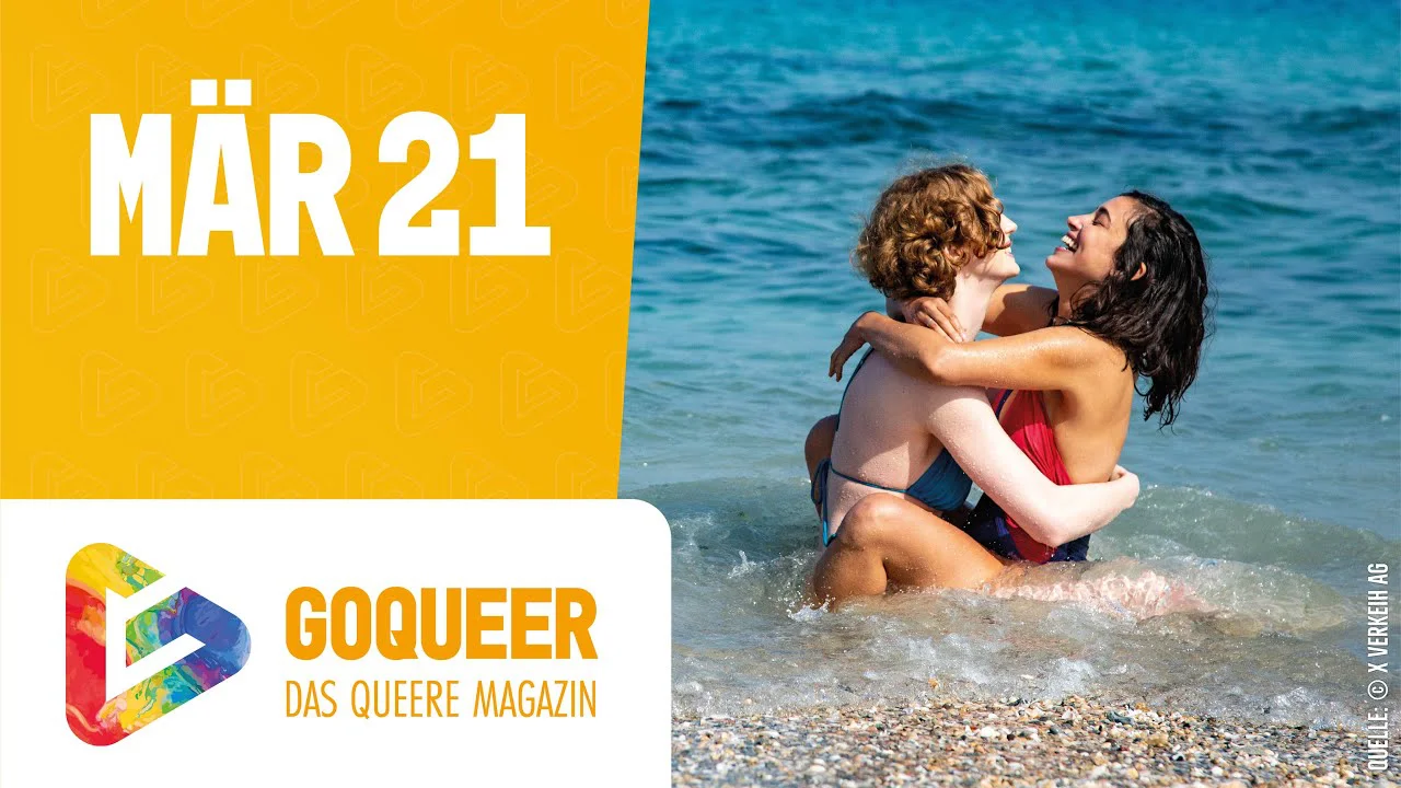 Zwei Frauen umarmen sich lachend im Wasser am Strand, daneben das Logo von GOQUEER und die Aufschrift MÄR 21.
