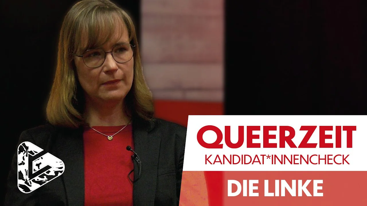 Frau mit Brille und rotem Oberteil vor Banner mit Text "QUEERZEIT KANDIDAT*INNENCHECK DIE LINKE