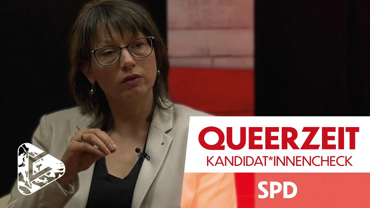 Frau mit Brille und beigem Blazer bei einer Veranstaltung, rechts Logo "QUEERZEIT Kandidat*innencheck SPD".