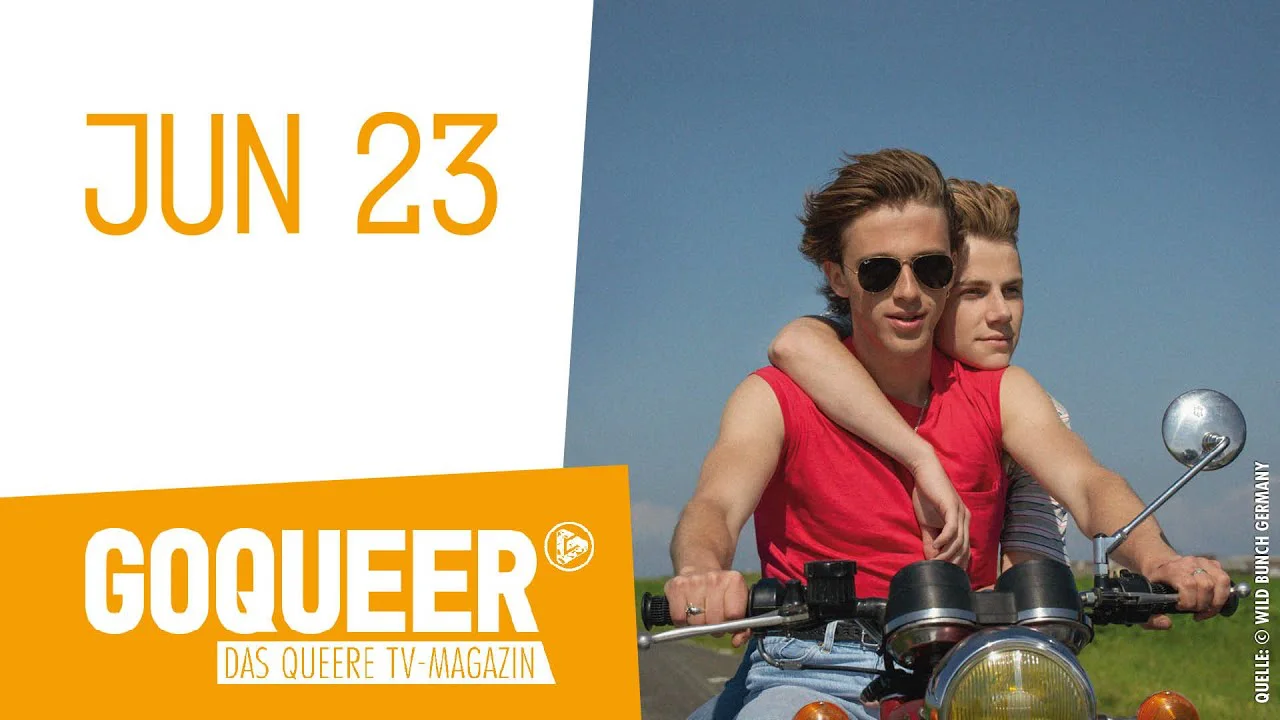 Zwei Männer in roten Shirts fahren gemeinsam auf einem Motorroller, links steht "JUN 23" und das GoQueer-Logo.