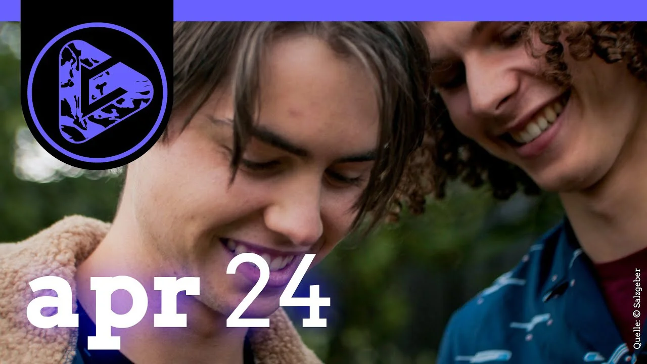 Zwei lächelnde Personen in Nahaufnahme mit dem Text "apr 24" und einem Logo im Bild.