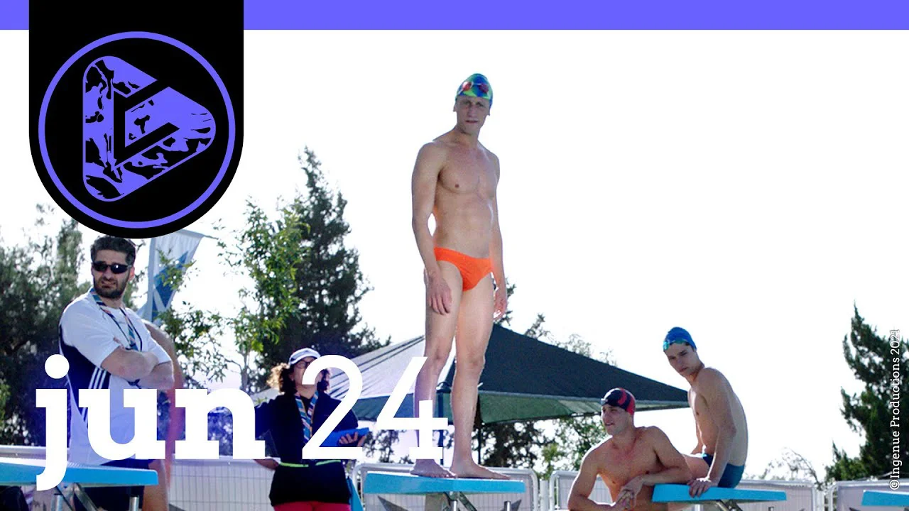 Mann in oranger Badehose steht auf Sprungbrett am Pool, weitere Personen im Hintergrund, Text "juni 24" eingeblendet.