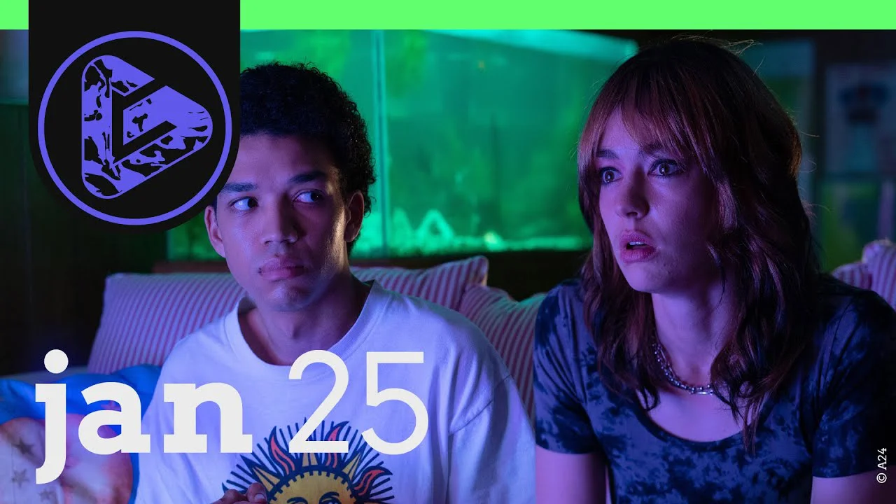 Zwei junge Menschen sitzen auf einer Couch vor grünem Hintergrund, Datum "jan 25" und Logo eingeblendet.