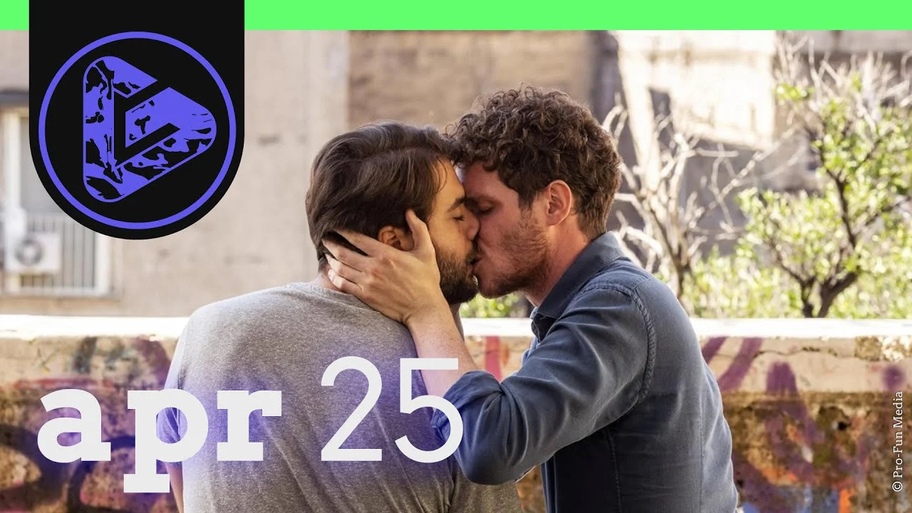 Zwei Männer küssen sich im Freien vor unscharfem Hintergrund, mit Logo und Datum "apr 25" im Bild.