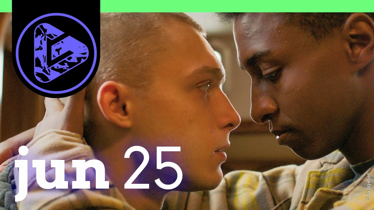 Nahaufnahme zweier Menschen, die sich intensiv in die Augen schauen, mit Logo und Datum "jun 25".