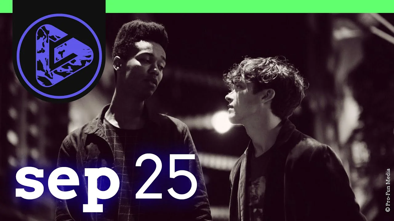 Zwei junge Männer im Profil vor unscharfem Hintergrund, mit Logo und Datum "sep 25" in weiß-blauer Schrift.