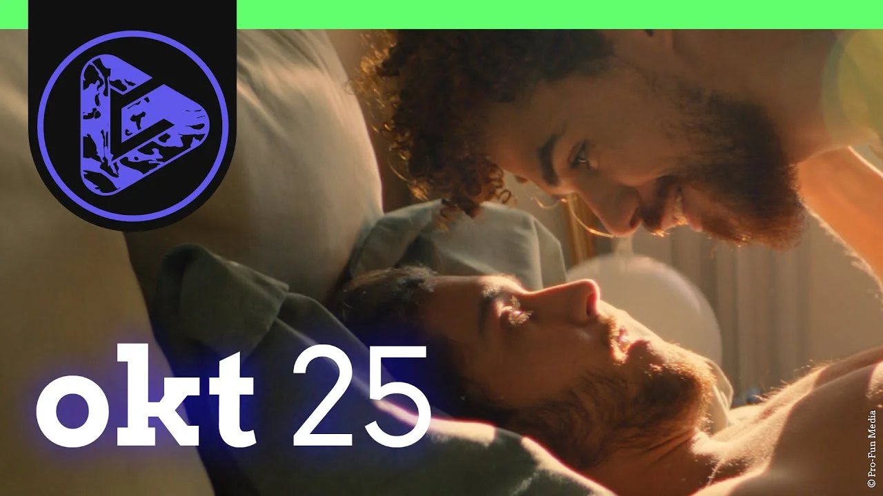 Eine Person mit lockigem Haar liegt auf dem Rücken, im Vordergrund steht "okt 25" und ein Logo.
