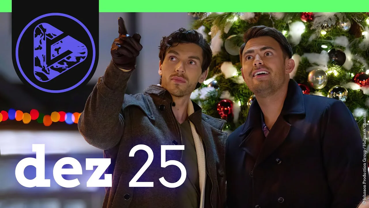 Zwei Männer schauen erstaunt nach oben vor einem geschmückten Weihnachtsbaum, Text "dez 25" eingeblendet.